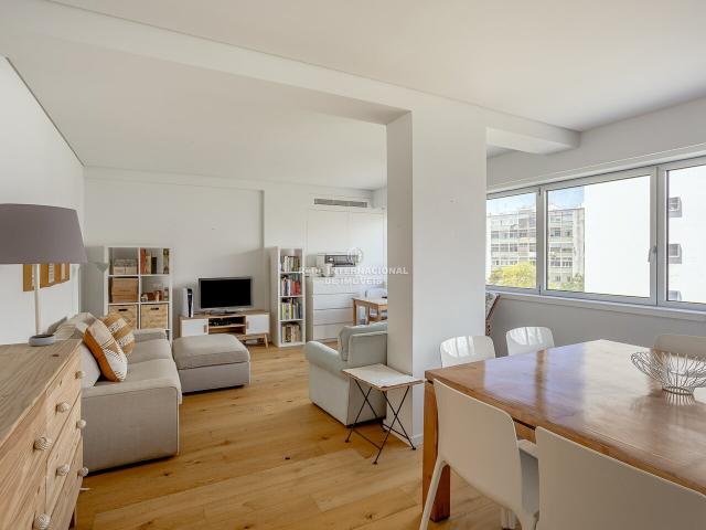 Apartamento T2 com estacionamento e arrecadação na Estrela