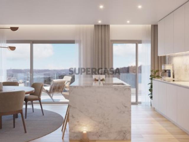 Apartamento T2, com estacionamento e arrecadação, Campolide