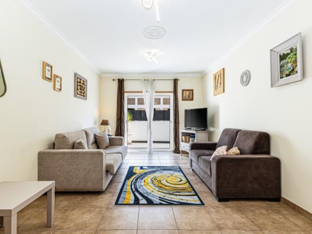 Apartamento T2 com estacionamento e piscina comum no centro de Albufeira