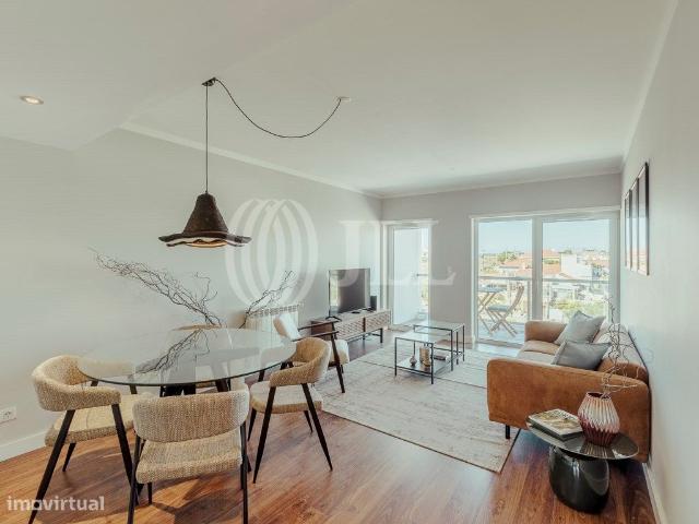 Apartamento T2 com estacionamento, em Almada