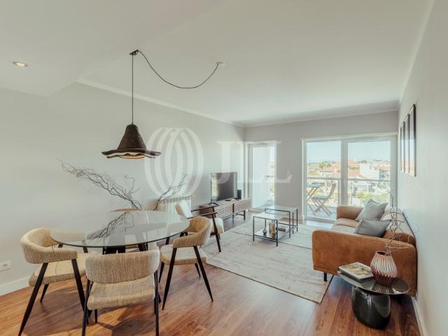 Apartamento T2 com estacionamento, em Almada