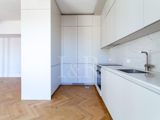 Apartamento T2 com estacionamento, localizado no Beato, Lisb. 111m² Beato