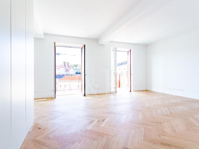 Apartamento T2 com estacionamento, localizado no Beato, Lisboa