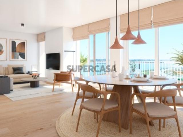Apartamento T2 com estacionamento, varandas e piscina e vista rio