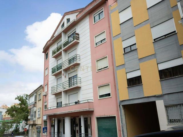 Apartamento T2 com espaço adicional independente e potencial de rendimento em Rio de Mouro