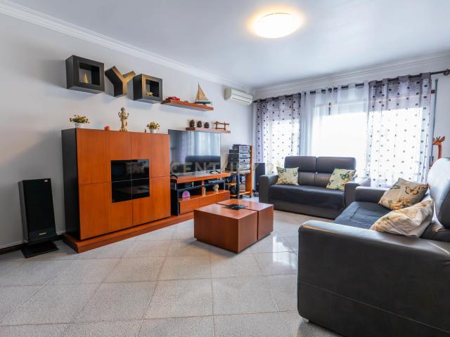 Apartamento T2 com Excelente Exposição Solar, Áreas Amplas e 2 Casas de Banho Completas