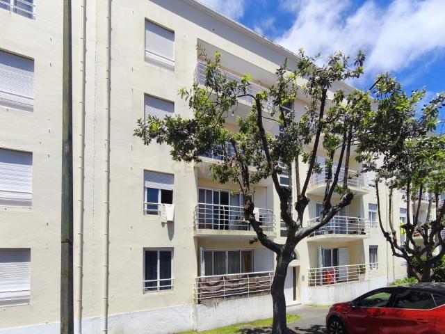 Apartamento T2 com Excelente Luminosidade e Localização Estratégica em Ponta Delgada
