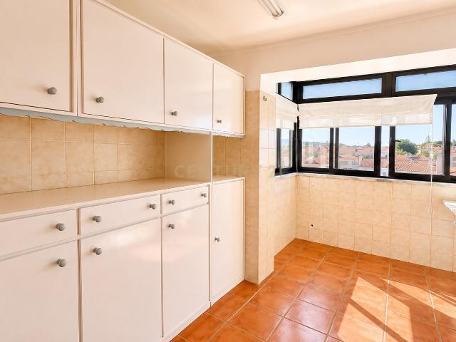 Apartamento T2 com excelente localização e vista desafogada