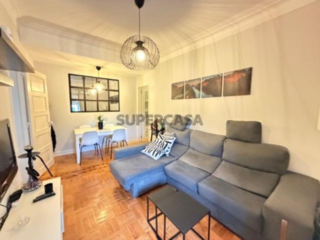 Apartamento T2 com excelente potencial | Luminoso | Beato Lisboa