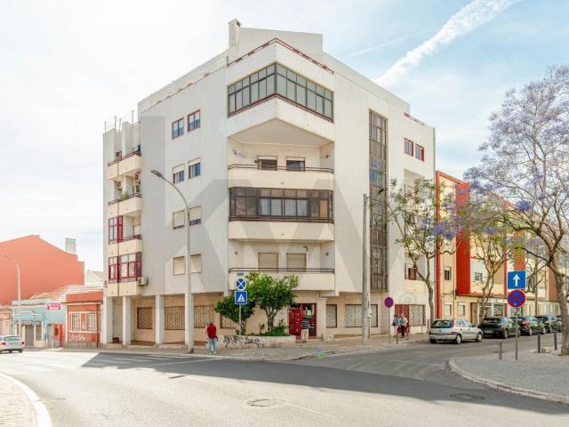 Apartamento T2 com Excelente Potencial, Prédio com 2 Elevadores, no Alto do Seixalinho, Barreiro