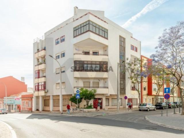 Apartamento T2 com Excelente Potencial, Prédio com 2 Elevadores, no Alto do Seixalinho, Barreiro