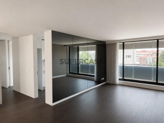Apartamento T2 com excelentes áreas e repleto de luz natural!