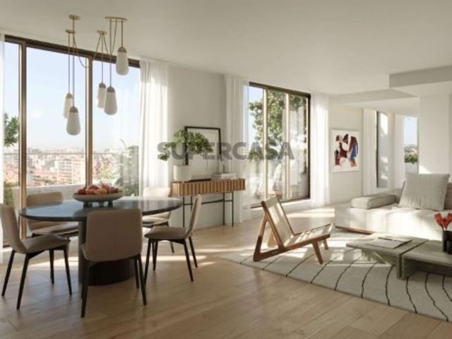Apartamento T2 com varandas e estacionamento no Campo Grande