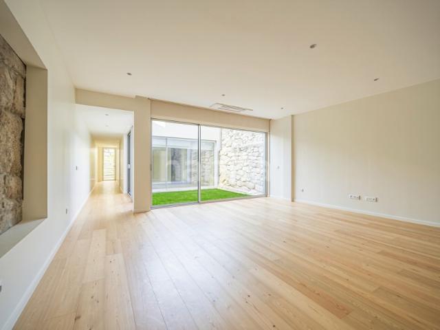 Apartamento T2 com Jardim e garagem junto ao Jardim de Arca d'água Porto