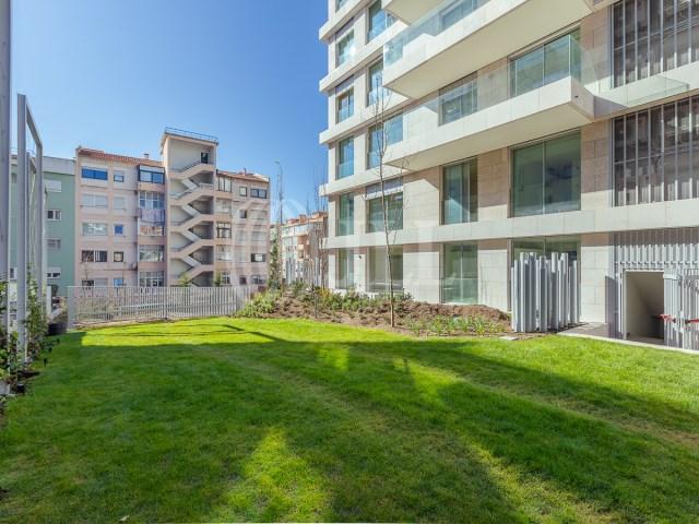 Apartamento T2 com jardim e garagem, nas Amoreiras, Lisboa