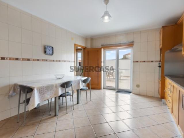 Apartamento T2 com logradouro de 50m2 e garagem em Peniche!
