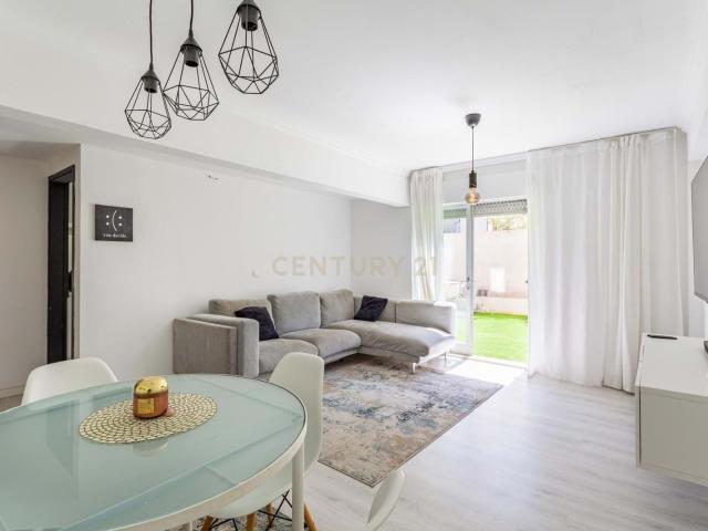 Apartamento T2 com Logradouro em Laveiras Caxias – A 5 Minutos da Praia