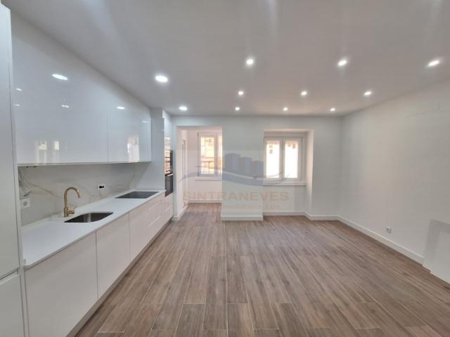 Apartamento T2 com logradouro, na Venda Nova, perto do Metro