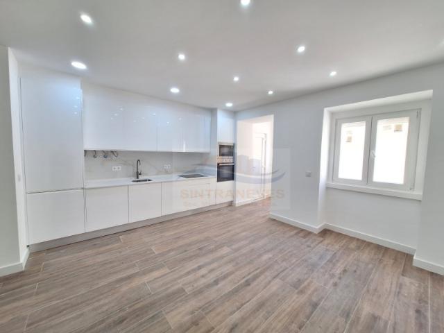 Apartamento T2 com logradouro na Venda Nova. Prédio e fracções remodeladas