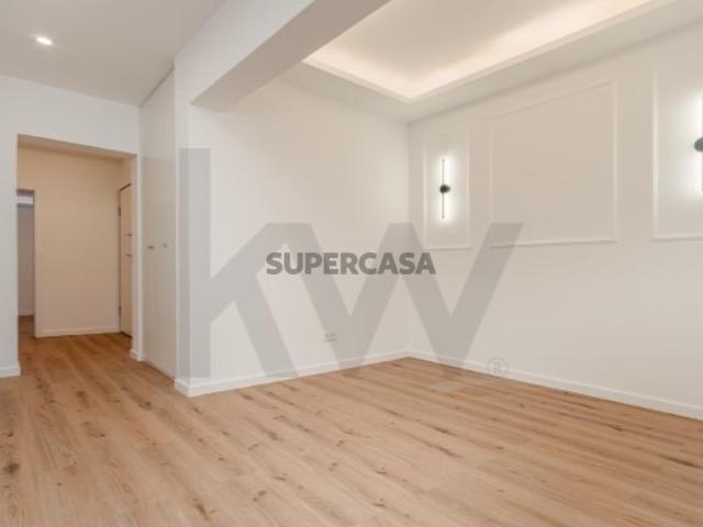 Apartamento T2 convertido em T3 Totalmente Renovado com Logradouro Privativo | Setúbal