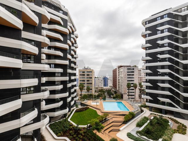 Apartamento T2 com lugar de garagem, arrecadação, piscina e Vista Rio, Parque das Nações, Lisboa