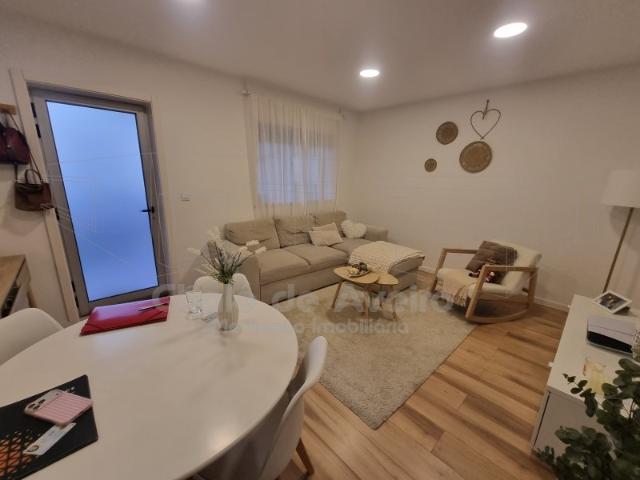 Apartamento T2 com lugar de garagem em Esgueira