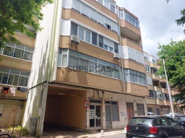 Apartamento T2 com Sala Ampla e Potencial de Remodelação Cova da Piedade, Almada