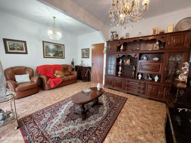 Apartamento T2 com Sala Ampla e Potencial de Remodelao Cova da P.