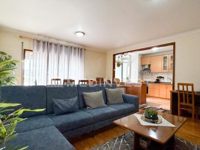 Apartamento T2 com suíte e varandas no centro de Paredes