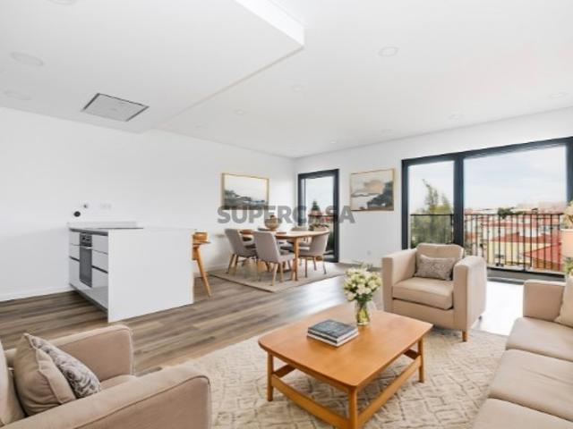 Apartamento T2 com Suite, Varanda e 2 Estacionamentos