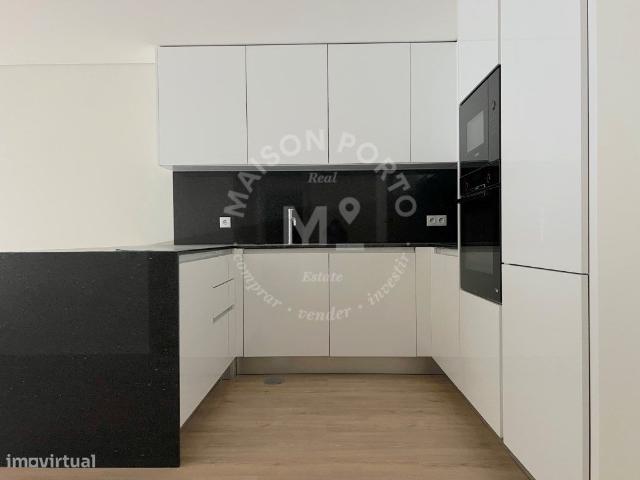 Apartamento T2 com Suite, Varanda, Garagem e Arrumos, Totalmente Mo.