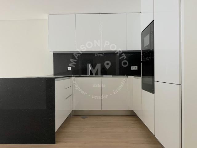 Apartamento T2 com Suite, Varanda, Garagem e Arrumos, Totalmente Mobilado em Canidelo, Vila Nova de Gaia