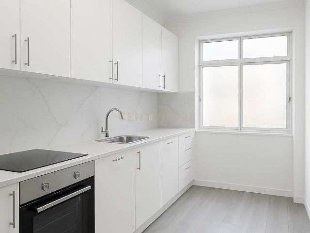 Apartamento T2 com potencial nas Mercs