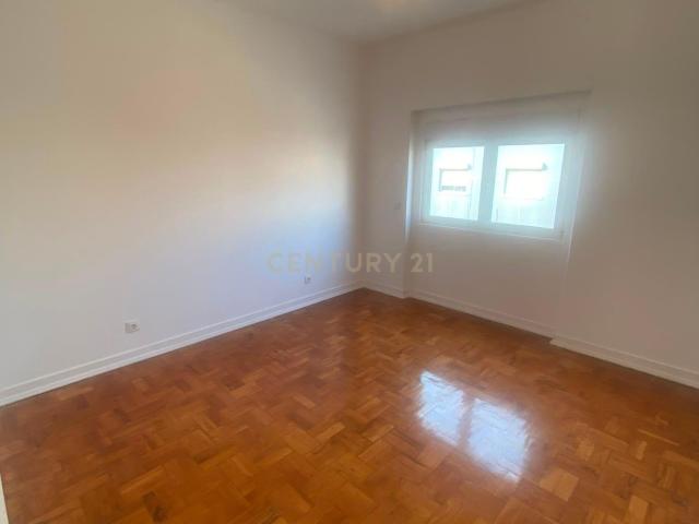 Apartamento T2 com possibilidade de utilização como T3 | Excelente localização no Barreiro