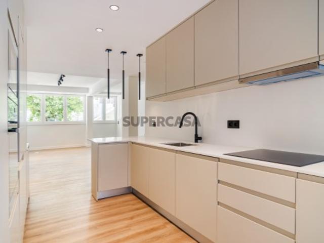 Apartamento T2 + 1 com Pátio, Estrela, Lisboa