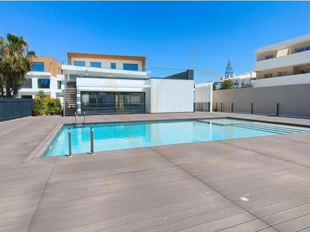 Apartamento T2 com pátios,piscina e garagem em Cabanas de Tavira