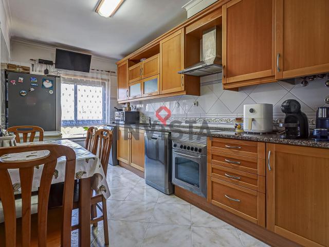 Apartamento T2 com parqueamento e arrecadação