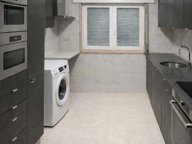 Apartamento T2 com Parqueamento e Arrecadação em Rio de Mouro