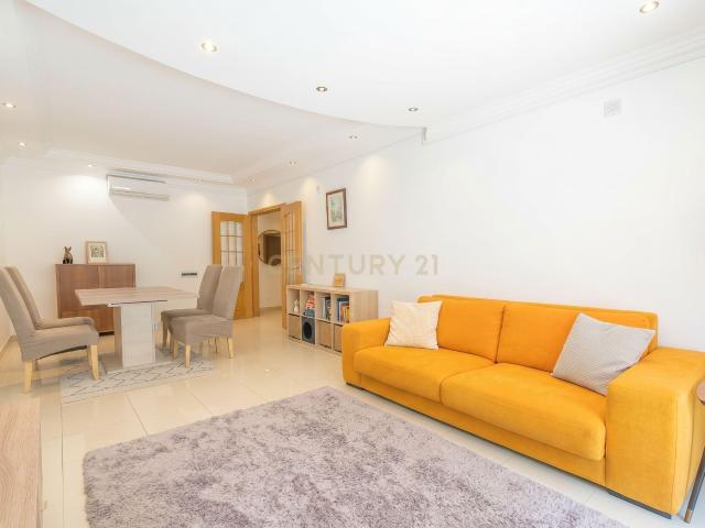 Apartamento T2 com Parqueamento e Arrecadação na Amora