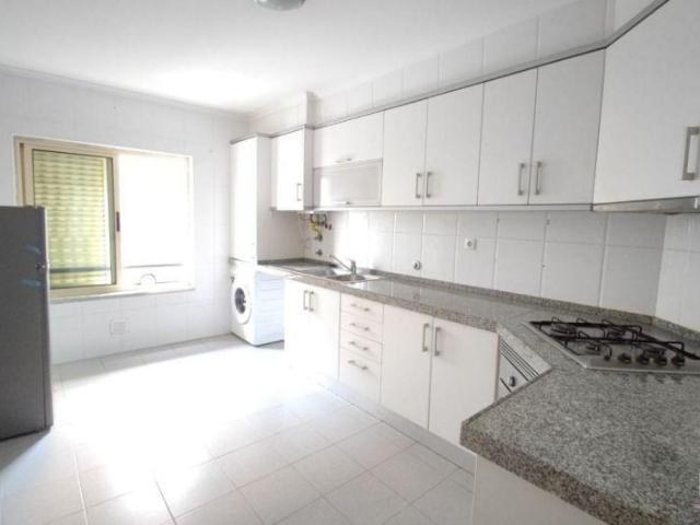 Apartamento T2 com parqueamento e arrumo | 26084061987