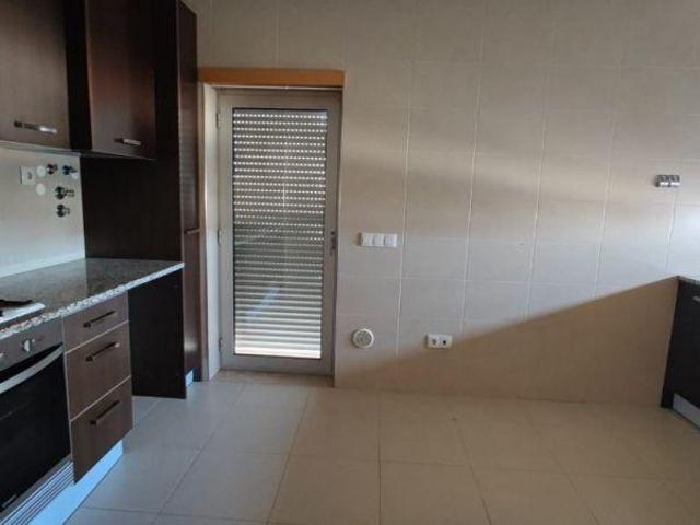 Apartamento T2 com parqueamento e vista de mar. A 3 minutos da praia. Predio c/piscina | 26084061984