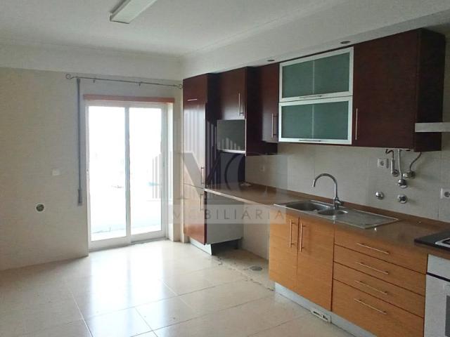 Apartamento T2, Com Parqueamento, Localizado em zona central do Montijo!