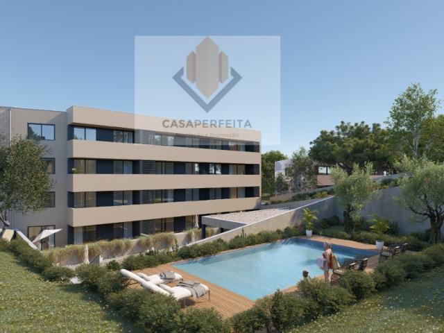 Apartamento T2 com Piscina, Varanda e Lugar de Garagem Valadares