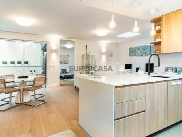 Apartamento T2, com piscina e terraço em Arroios