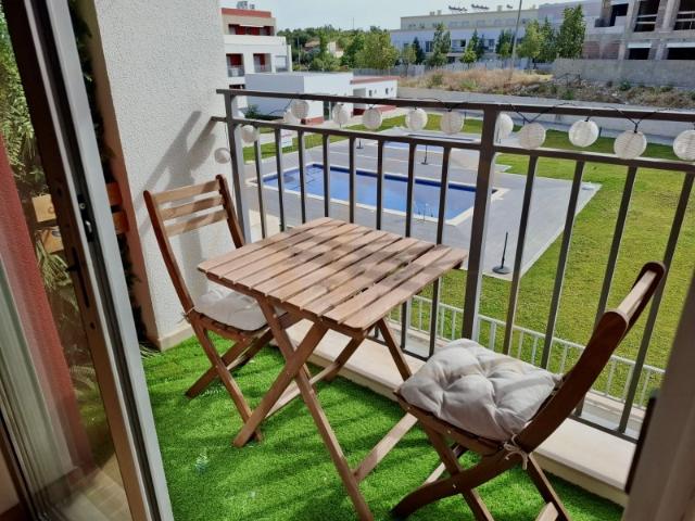 Apartamento T2 com Piscina, Garagem e Vista Desafogada