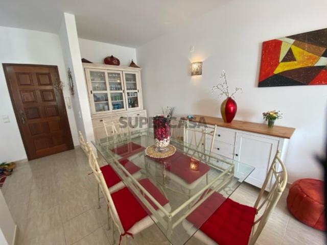 Apartamento T2 com piscina, Quarteira