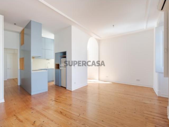 Apartamento T2 com Renovação Contemporânea na Rua do Meio à Lapa, Estrela, Lisboa