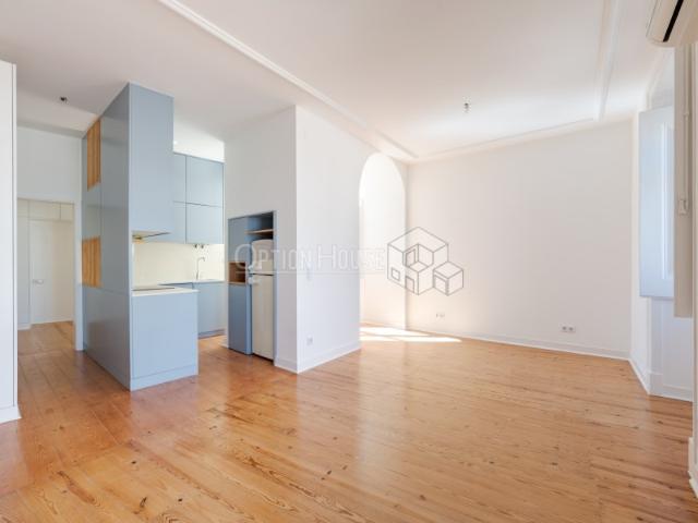 Apartamento T2 com Renovação Contemporânea na Rua do Meio à Lapa, Estrela, Lisboa