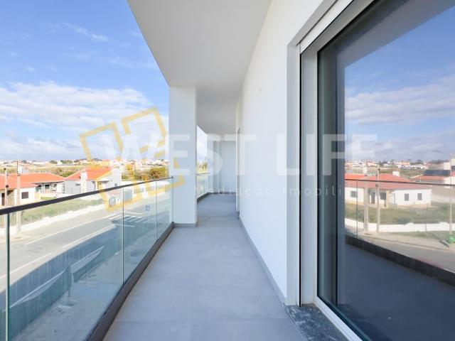 Apartamento T2 com terraço a 200 metros da praia de Santa Cruz com vista MAR NOVO