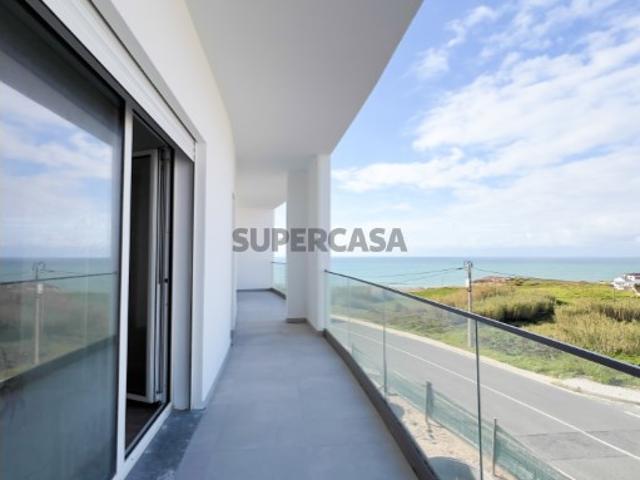 Apartamento T2 com terraço a 200 metros da praia de Santa Cruz com vista MAR NOVO